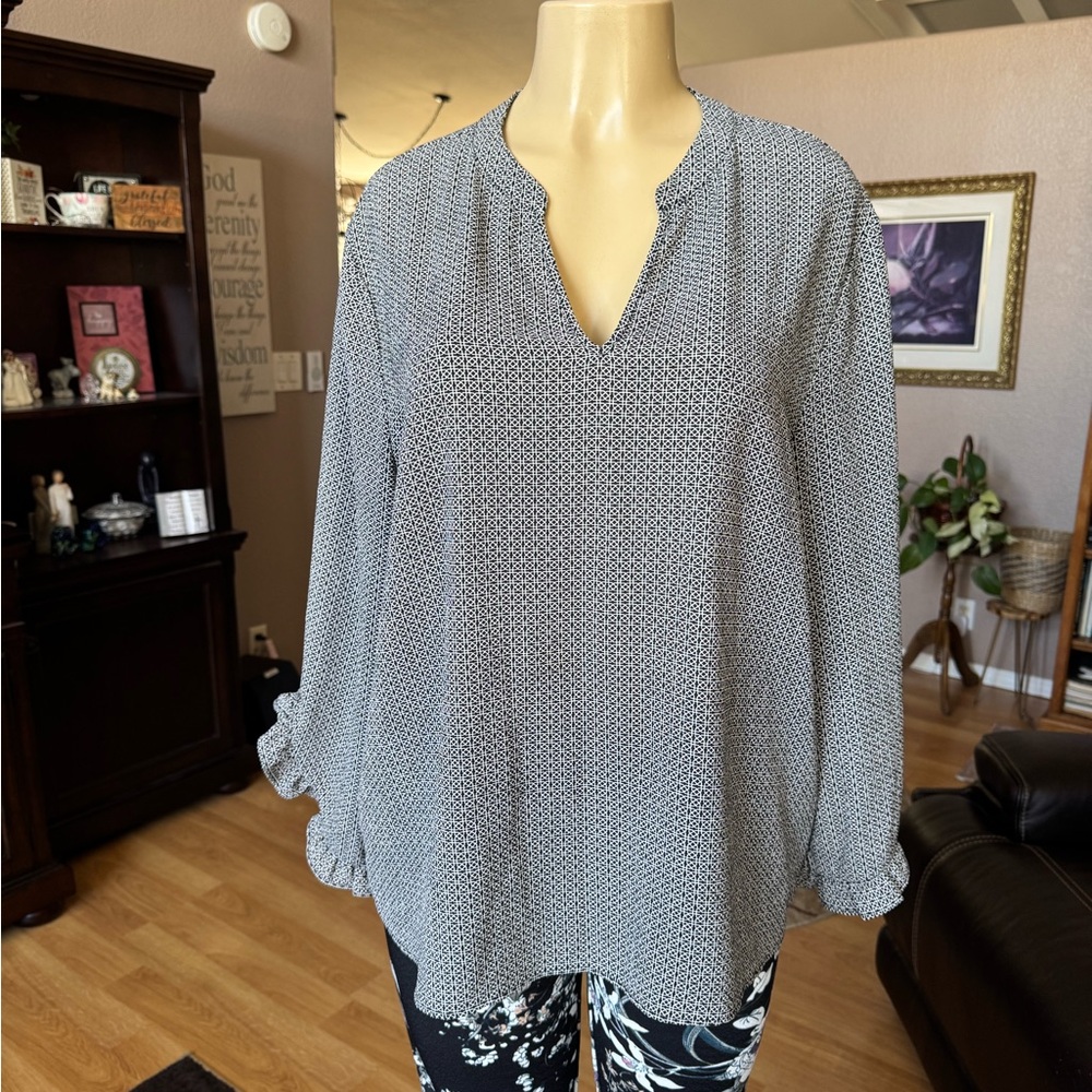 Banana Republic black & white long ruffled sleeves Vneck blouse-size XL